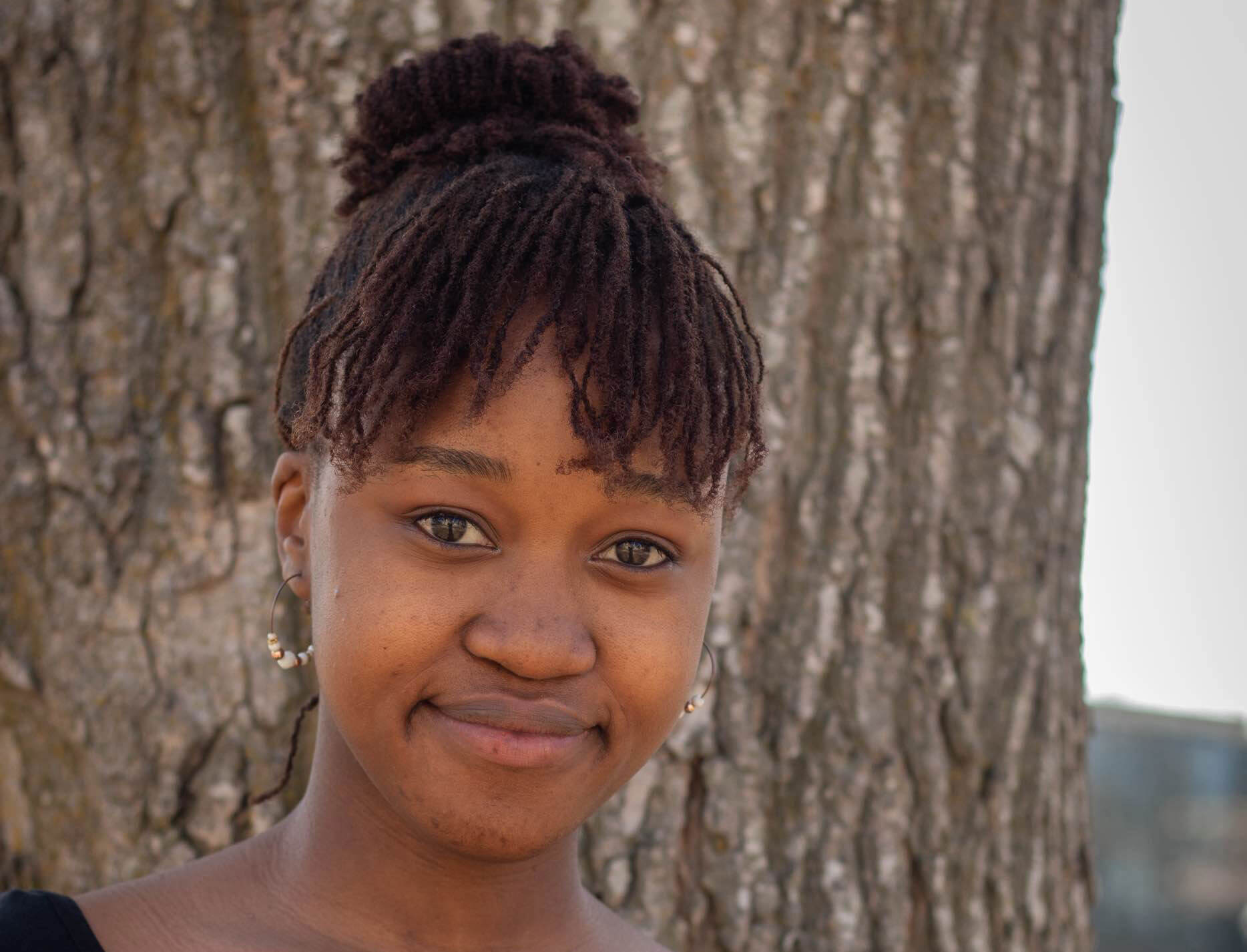 Headshot of Siviwe Dlamini in front of tree